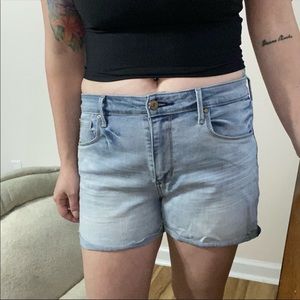 Levi’s Denizen High Rise Jean Shorts in Light Wash, Sz 10